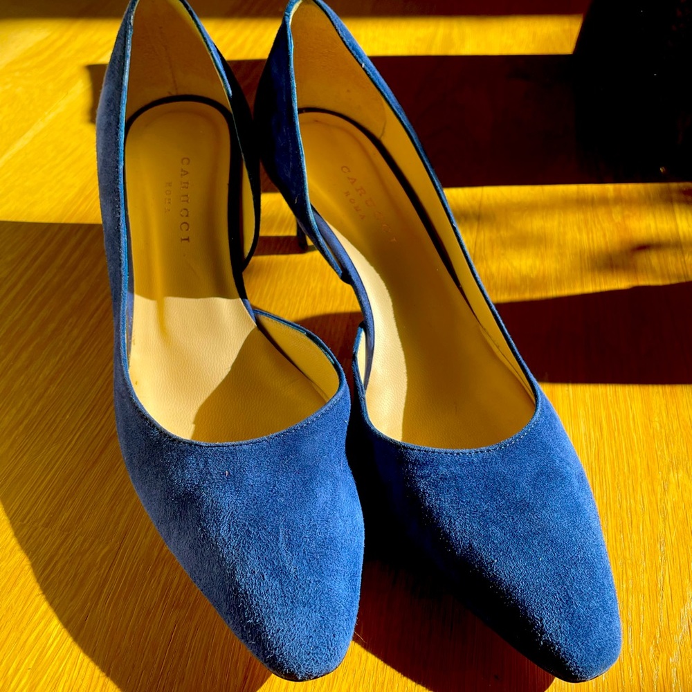 Blue suede shoes! Italian pumps made in Rome by Carucci. Size 9. Gorgeous.